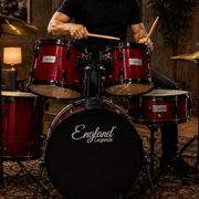 BATERIA ACUSTICA SET DE 5 PIEZAS COLOR MADERA ROJA A RELIEVE Y HERRAJES COLOR NEGRO, INCLUYE SILLA  Y PLATILLOS