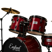 BATERIA ACUSTICA SET DE 5 PIEZAS COLOR MADERA ROJA A RELIEVE Y HERRAJES COLOR NEGRO, INCLUYE SILLA  Y PLATILLOS