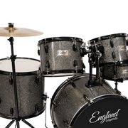 BATERIA ACUSTICA SET DE 5 PIEZAS COLOR GRIS ESCARCHADO Y HERRAJES COLOR NEGRO, INCLUYE SILLA  Y PLATILLOS