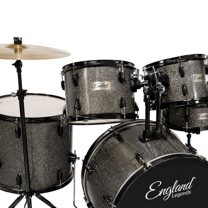 BATERIA ACUSTICA SET DE 5 PIEZAS COLOR GRIS ESCARCHADO Y HERRAJES COLOR NEGRO, INCLUYE SILLA  Y PLATILLOS