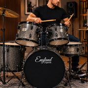 BATERIA ACUSTICA SET DE 5 PIEZAS COLOR GRIS ESCARCHADO Y HERRAJES COLOR NEGRO, INCLUYE SILLA  Y PLATILLOS